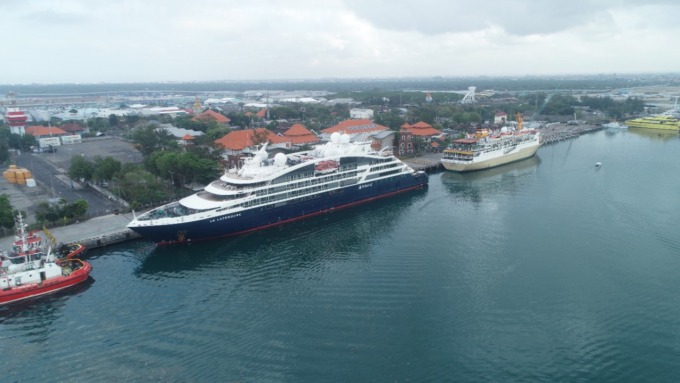 SANDAR PERDANA: Kapal Cruise asal Australia, MV. Le Laperouse sandar di Pelabuhan Benoa, Bali, Senin (19/9) pagi. (IST)