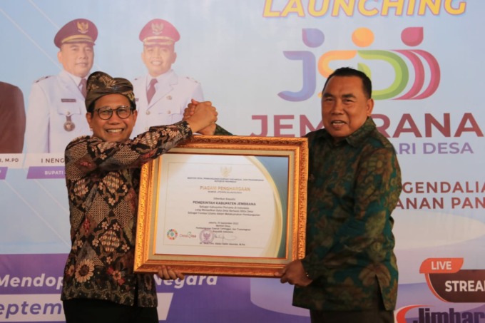 PENGHARGAAN: Bupati Jembrana I Nengah Tamba, saat menerima penghargaan dari Menteri Desa, Pembangunan Daerah Tertinggal dan Transmigrasi Dr. (H.C) Drs. H. Abdul Halim Iskandar, M. PD. (Ist)