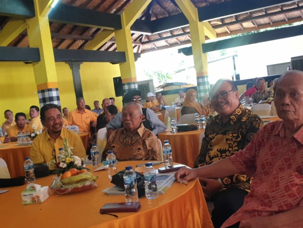 PANUTAN : I Dewa Gde Oka (dua dari kiri) bersama Ketua DPD Partai Golkar Bali I Nyoman Sugawa Korry (dua dari kanan) di Wantilan DPD Golkar Bali, Denpasar, Selasa (27/9/2022). (NI KADEK NOVI FEBRIANI/RADAR BALI)