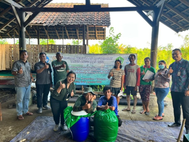 RAMAH LINGKUNGAN: Tim Pengabdian Universitas Mahasaraswati komitmen wujudkan pertanian ramah lingkungan dengan sistem integrasi tanaman-ternak bebas limbah di Balifarms Kesiut, Tabanan. (IST)