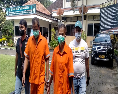 Pelaku penyalahgunaan narkotika jenis sabu I Wayan Guna Wijaya alias Alit dan Nane Diane Rusmiati alias Ane dikawal polisi ke sel tahanan. (Juliadi)