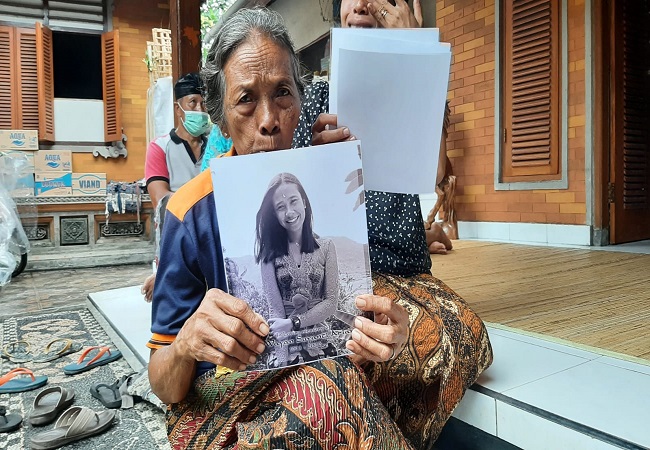 Ni Wayan Resni saat menunjukkan foto anak bungsunya, Ni Wayan Suyanti Ariani yang meninggal dunia di Dubai. (DEWA AYU PITRI ARISANTI)