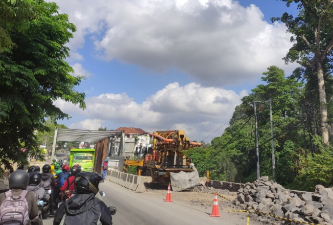 Proyek peningkatan jembatan Gatsu Timur yang sempat viral lantaran ambrol
