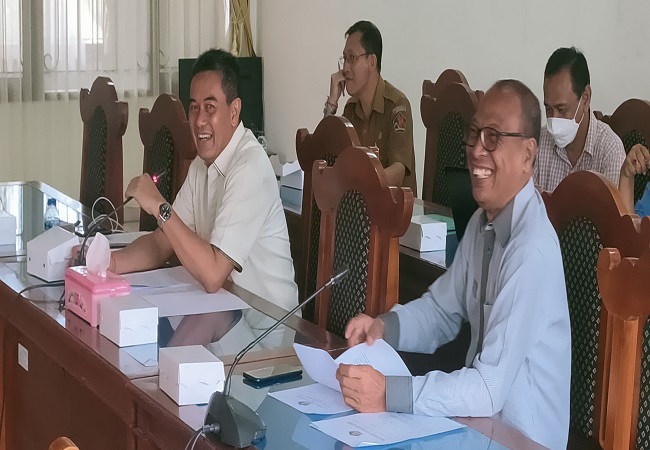 Suasana rapat Badan Anggaran DPRD Buleleng bahas KIS. (Eka Prasetya)
