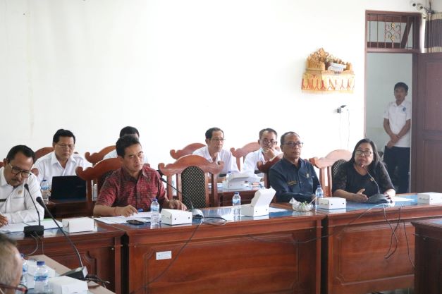 MASIH DIBAHAS : Badan Anggaran dan Tim Anggaran membahas KIS warga miskin Buleleng yang masih terblokir (eka prasetia).