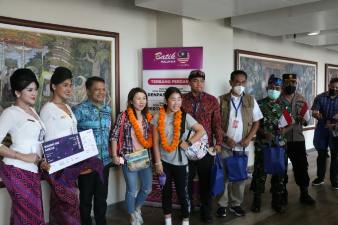 Manajemen maskapai Batik Air menyambut tamu Australia yang baru tiba di  Bandara Ngurah Rai.