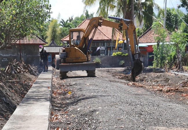 Proses perbaikan jalan di Desa Lokapaksa. (Eka Prasetya)