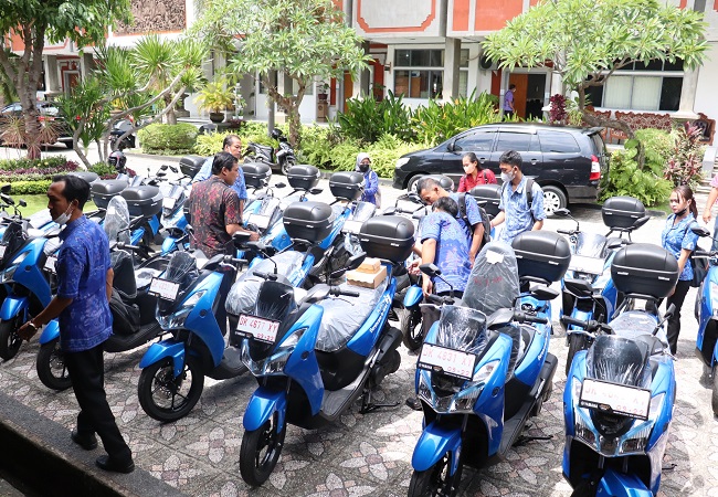 Sepeda motor yang diberikan pada penyuluh keluarga berencana. (Eka Prasetya)