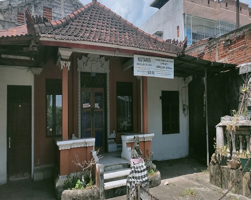 Kantor Oknum PPAT di Desa Kalibukbuk dalam kondisi sepi. (Eka Prasetya)