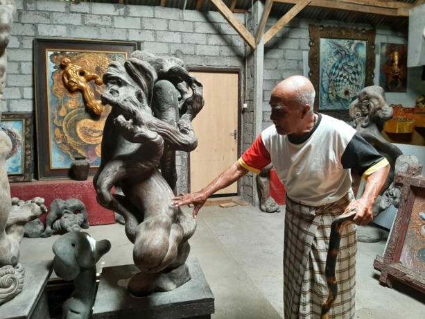 SENIMAN TULEN : Seniman patung dan lukis Kabupaten Klungkung, Made Sukanta Wahyu saat menunjukkan karya seninya yang ada di galerinya, , Banjar Sengkiding Desa Aan, Kecamatan Banjarangkan, Rabu (28/9) (foto:dewa ayu pitri arisanti)