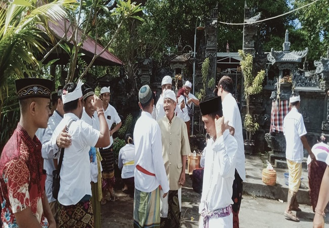 TOLERANSI - Suasana guyub umat hindu dan umat muslim saat hari raya galungan lalu. (Eka Prasetya)