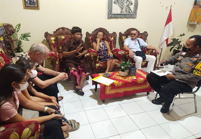Proses mediasi Berctus Cornelis Versluis dan Matthew Jhon Bayly di Kantor Perbekel Panji. (Eka Prasetya)