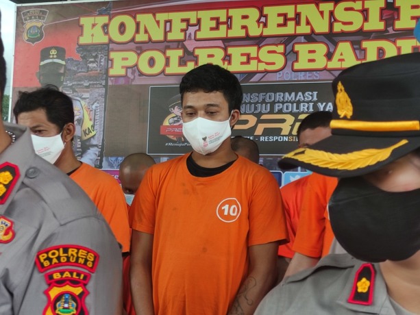 TAK KAPOK: Residivis pencurian Komang Manik, 25, saat diamankan di Polsek Kuta Utara