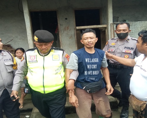 Pelaku yang menganiaya istri dan ayahnya diamankan polisi. (Ist)