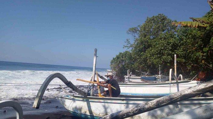 Sejumlah nelayan di Ujung Pesisi Karangasem memilih memarkir jukung-jukungnya lantaran cuaca buruk yang mengakibatkan seorang nelayan jukungnya terbalik