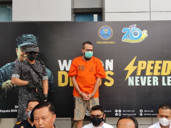 KURIR: Seorang WNA asal New Zaeland MP, 42 ambil paket kiriman narkoba.