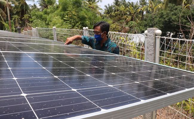 Salah satu panel surya sebagai pembangkit listrik tenaga matahari.