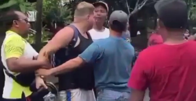 BIKIN ONAR : Sejumlah pengguna jalan dan warga sempat  melerai warga asing yang ribut setelah kejadian kecelakaan di Canggu, Kuta Utara (istimewa).