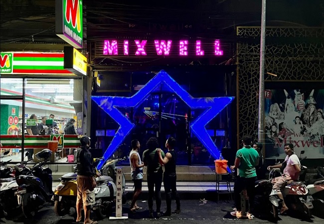 Suasana di Mixwell Bar, Jalan Camplung Tanduk, Seminyak, Kuta, Badung (ist).