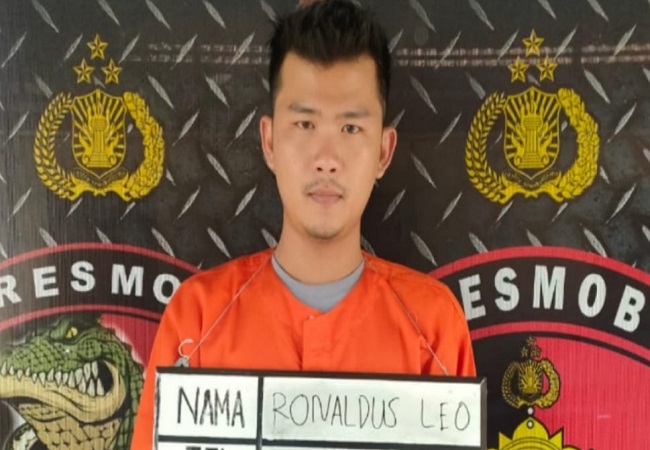 Ronaldus Leo, 27, diamankan di Polsek Denpasar Selatan setelah menganiaya pacaranya Ririn Novita. (ist)