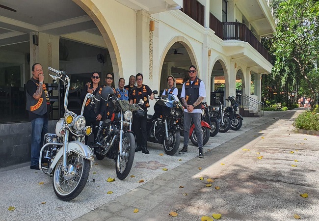 Balasan biker Harley-Davidson tergabung dalam Club Bandidos MC berfoto bersama di Kuta, Minggu (2/10) kemarin. (Andre Sulla)