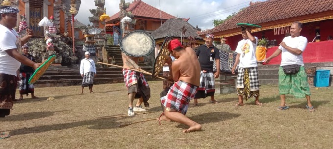 TETAP  LESTARI : Para pemain saat melakukan aksi saling pukul dalam tradisi gebug ende yang digelar di Pura Puseh Desa Adat Seraya, Jumat (14/10/2022). (foto : zulfika rahman/radar bali)