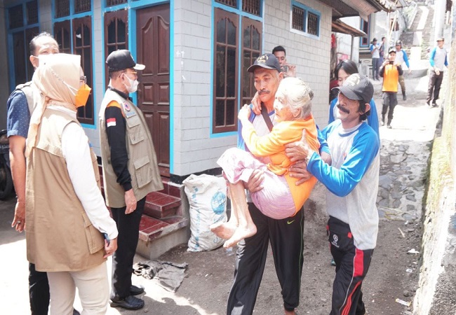 Masyarakat di Banjar Dinas Pucang, Desa Ban, Kecamatan Kubu saat diberi pelatihan tanggap becana erupsi oleh BPBD dan BNPB, Sabtu (29/10) lalu. (ist)