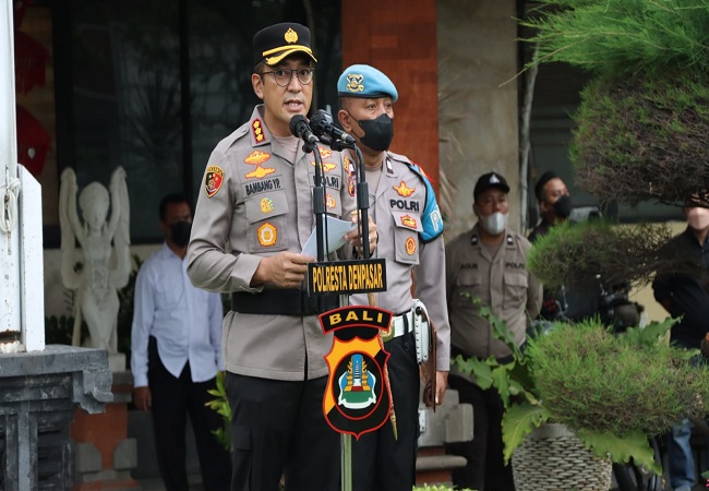Kapolresta Denpasar Kombespol Bambang Yugo Pamungkas memimpin apel Persiapan Operasi Cipta Kondisi Agung 2022 (Cipkon) di halaman depan Mapolresta Denpasar, Senin (17/10). (ist)