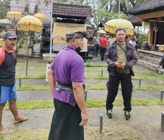 Polisi melakukan pengecekan di Pura Dalem Jati pasca terjadi pencurian, kemarin. (ist)