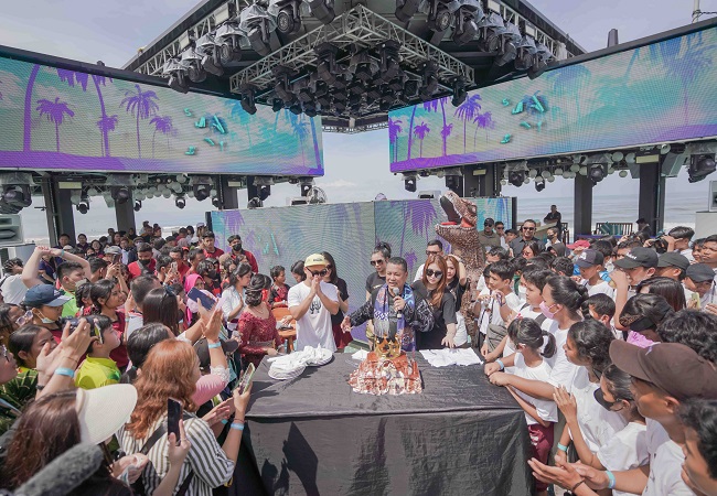 Pengacara kondang Indonesia Hotman Paris Hutapea merayakan hari ulang tahunnya yang ke-63 di Bali bersama anak yatim dan ribuan penggemar, Kamis (20/10/2022). Kini, dia ditunjuk sebagai pengacara Irjen Teddy Minahasa yang tersandung kasus narkoba. (ist)