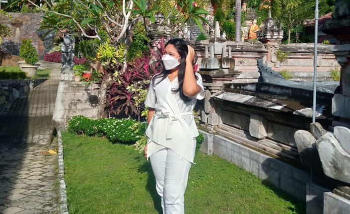 KUNTUNGAN JADI PESERTA JKN: Nonik Panya, 21 mengaku diuntungkan dengan sejumlah fitur yang tersedia di Aplikasi Mobile JKN. (IST)