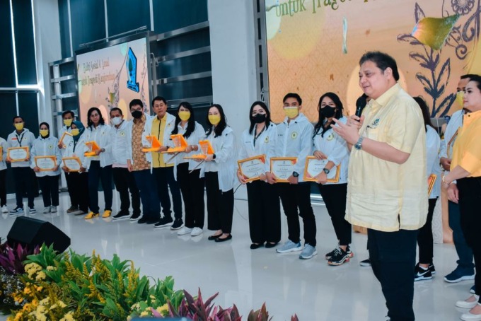 PEDULI: Ketua Umum Partai Golkar Airlangga Hartarto bersama para kader dalam persiapan menggalang dana kemanusiaan untuk tragedi Kanjuruhan.