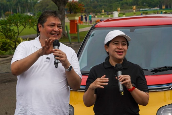 SINYAL BAIK: Ketua Umum Partai Golkar Airlangga Hartarto bertemu dengan Ketua DPP PDIP Puan Maharani di Kawasan Monas, Jakarta,