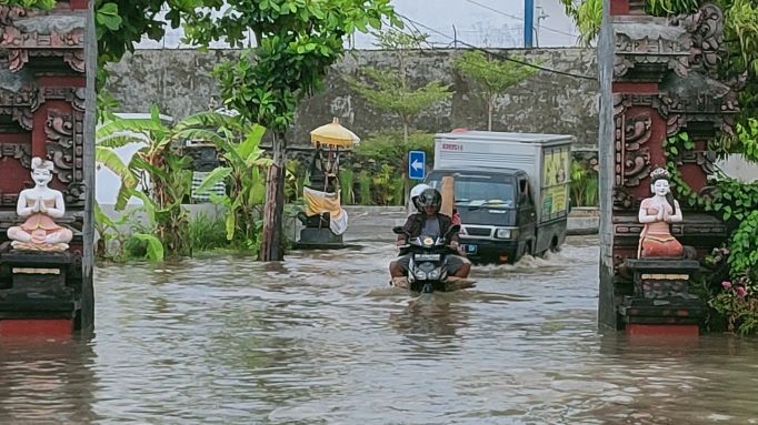 TERGENANG: Genangan air di sebelah barat SKB pemaron-7