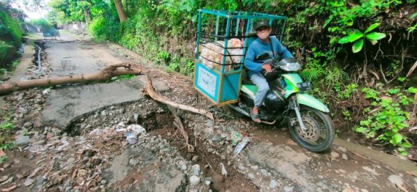 HARUS HATI-HATI : Kondisi jalan rusak di Kalinget, Buleleng, setelah diguyur hujan lebat (foto : eka prasetia/radar bali).