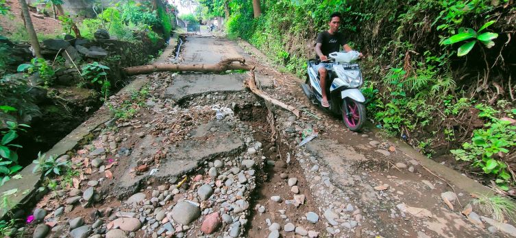 SALURAN AIR MAMPAT : Akibat drainase yang buruk, air meluap, jalan raya jebol (foto : eka prasetia/radar bali).
