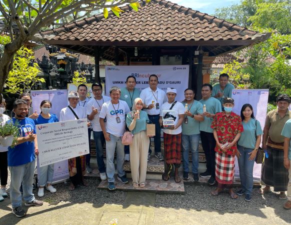 PEDULI: Foto Bersama BRI Life dengan peternak lebah penghasil madu di hadiri oleh oleh Wakil Pimpinan Wilayah BRI mikro Kanwil Denpasar Ari Sabdo, Pimpinan Cabang BRI Gianyar.