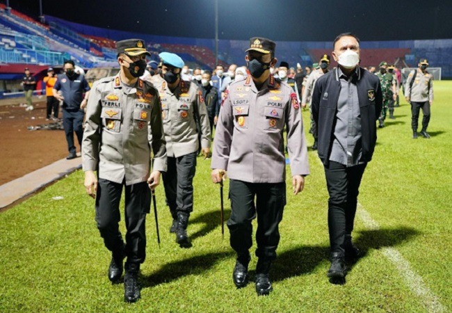 (dari kiri-kanan) Kapolres Malang AKBP Ferly Hidayat, Kapolri Jenderal Listyo Sigit Prabowo, dan Ketua PSSI M. Iriawan saat meninjau Stadion Kanjuruhan, Malang, Minggu (2/10) kemarin. (Mabes Polri untuk JawaPos.com)