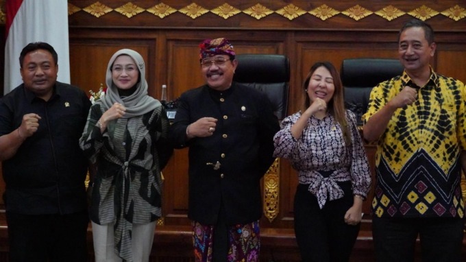 BARENG LEGISLATOR: Wakil Gubernur Bali Tjokorda Oka Arta Ardhana Sukawati bareng Desy Ratnasari dan anggota DPR RI dapil Bali Nyoman Parta