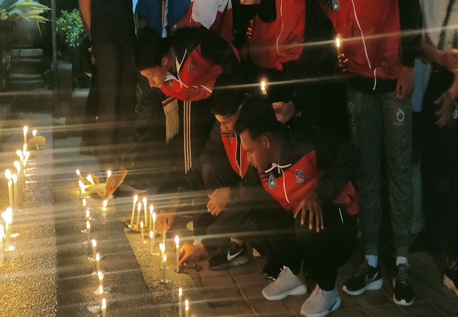 Doa bersama suporter dan pemain sepakbola di Buleleng. (Eka Prasetya)