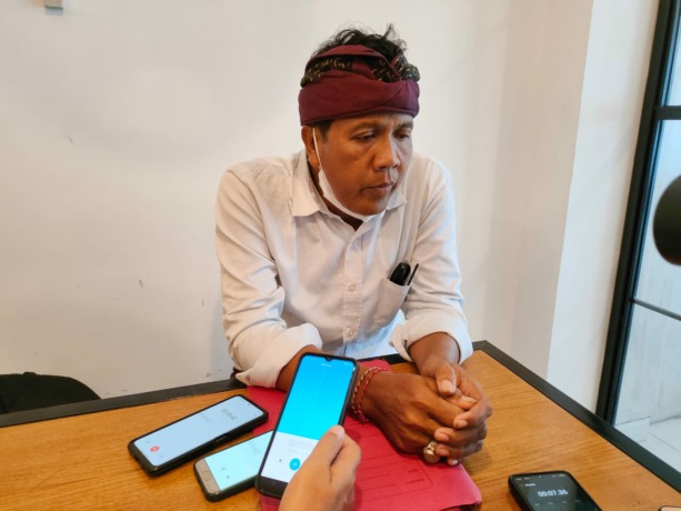 TOLAK PERPANJANGAN: Palemahan Desa Adat Serangan, Wayan Sukarata ditemui di Denpasar (Foto: Marselus N. Pampur/radarbali.id)