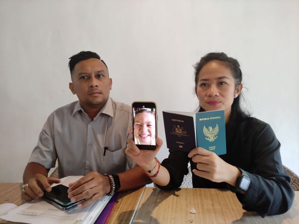 TUNTUT HAK: Fransisca Tanoto (kanan) didampingi pengacaranya saat mengurai kronologi biduk rumah tangganya dengan WNA Australia yang bawa kabur anaknya. (FOTO: Marselus N. Pampurs)