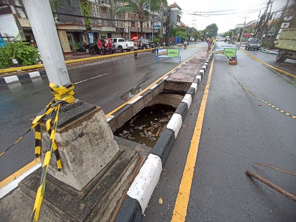 RUSAK : Median Jalan Gatsu Barat akhirnya jebol setelah diguyur hujan berjam-jam (adrian suwanto/radar bali).