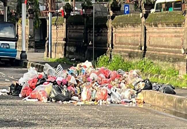 Sampah terlihat menumpuk di depan pintu masuk Terminal Ubung, Denpasar. (Adrian Suwanto)