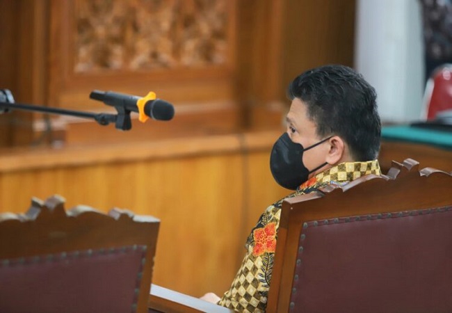 Terdakwa Ferdy Sambo duduk di ruang sidang saat menjalani persidangan perdana perkara kasus pembunuhan Nofriansyah Yoshua Hutabarat atau Brigadir J, di Pengadilan Jakarta Selatan, Senin (17/10). (Dery Ridwansah/ JawaPos.com)