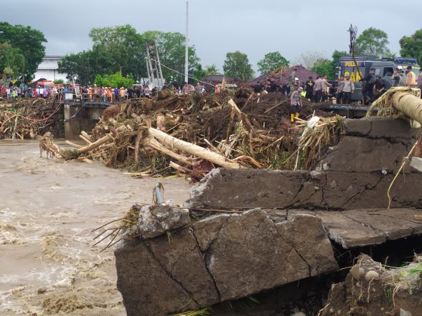 PATUT DIWASPADAI : Jembatan sungai Bilukpoh, perbatasan Desa Penyaringan dan Kelurahan Tegalcangkring, Jembrana,  ini harus diteliti kelaikannya (foto : m. basir/radar bali).