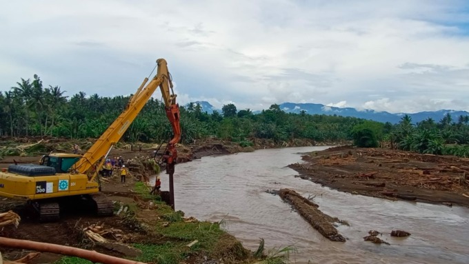 TANGKAL GERUSAN AIR : Pemasangan sheet pile baja sekitar sungai dekat jembatan untuk menahan tanah agar tidak tergerus air (m.basir/radar bali).