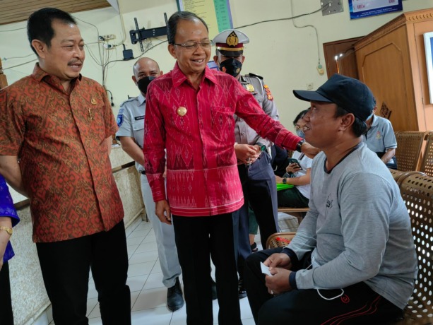 KEBIJAKAN ATASI MASA SULIT: Gubernur Wayan Koster berbincang dengan seorang warga di Kantor UPTD PPRD Provinsi Bali di Kabupaten Gianyar, Sabtu (2/7/2022). (IST)