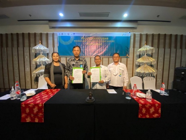 JAMINAN SOSIAL KETENAGAKERJAAN: Kepala BPS Tabanan, Komang Bagus Pawastra (2 dari kiri) bersama Kepala Cabang BPJS Ketenagakerjaan Bali Opik Taufik didampingi Kepala BPJS Ketenagakerjaan Cabang Tabanan Tony Hidayat saat melakukan Perjanjian Kerja Sama (PK