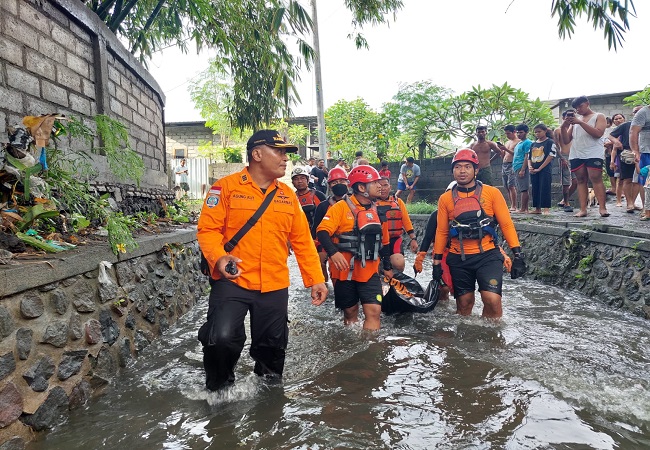 Petugas BPBD mengevakuasi jasad korban Wayan Durga yang ditemukan tewas usai sepeda motor yang dikendarainya terperosok ke gorong-gorong. Kejadian itu terjadi di Jalan Bung Tomo 10 Denpasar pada Sabtu (8/10/2022) sekitar pukul 04.00 Wita. (ist)